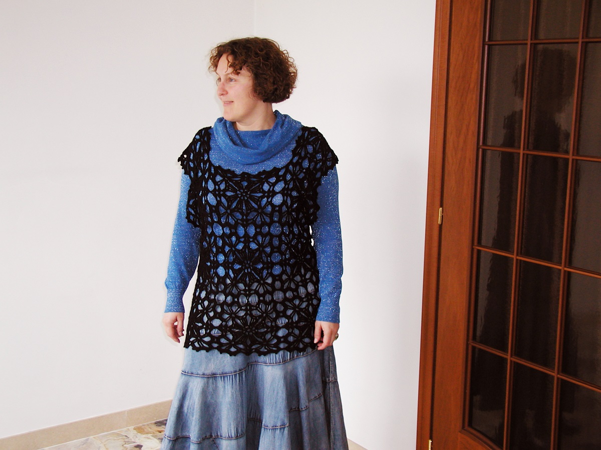 Black Beauty Minimalist Crochet Lace Vest - Gilet minimalista in pizzo crochet "Bellezza Nera"